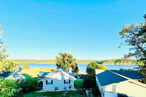 Beaver Lake Studio - King size bed and lake view